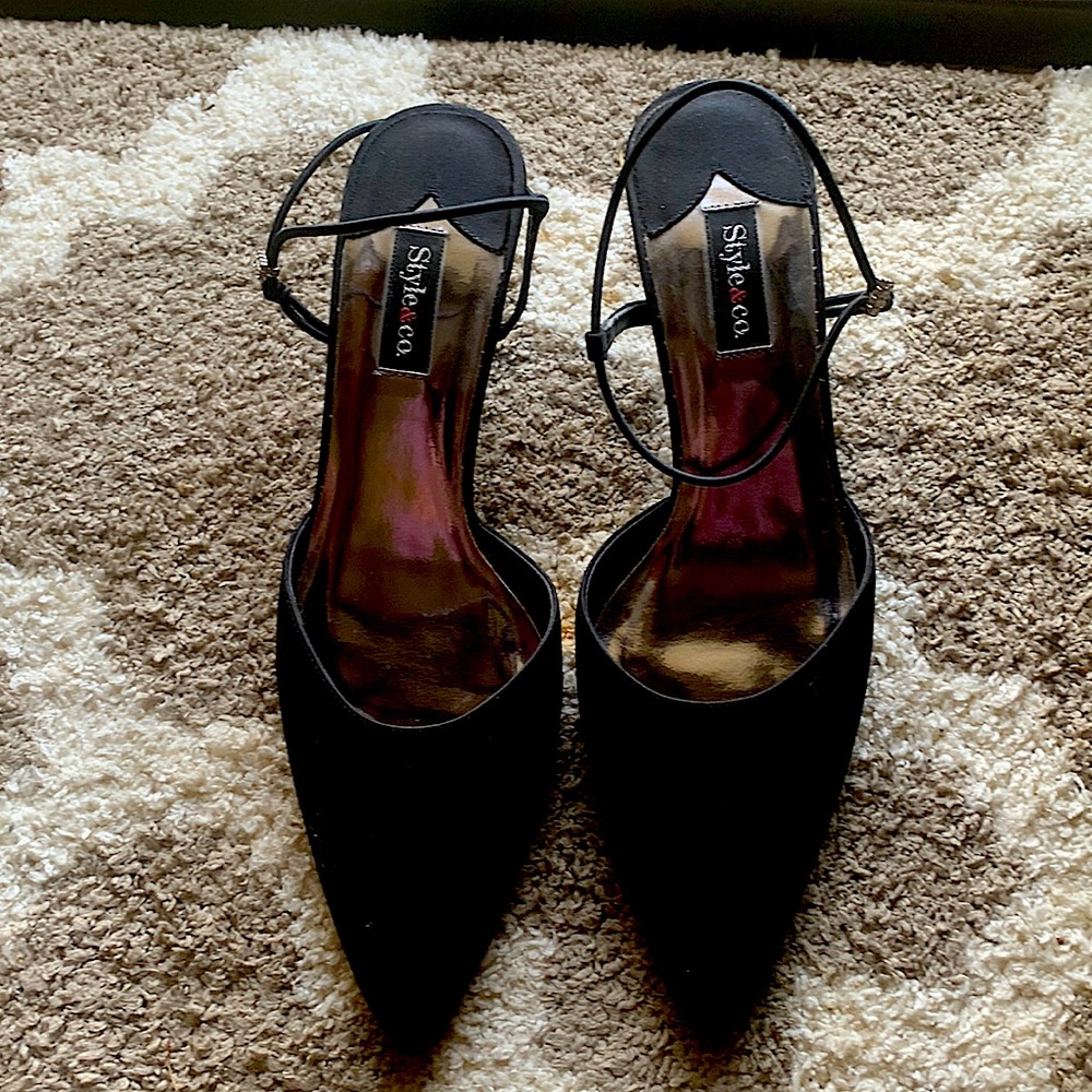 Black dress pumps great for cocktail parties/weddings (only worn 1 time)